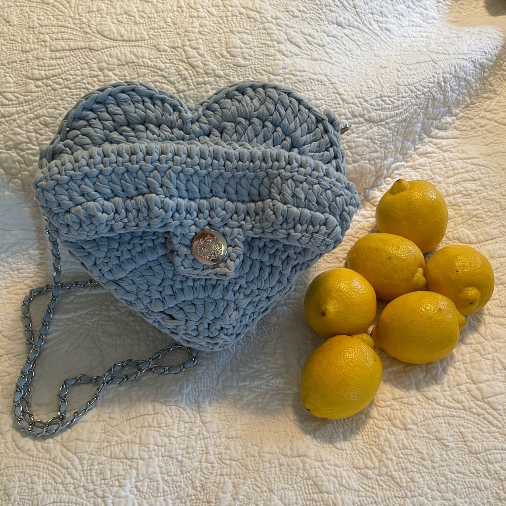 Ophelia Grey - Cuore Blue 💙
A handmade work of art
7 X 9 X 3 inches